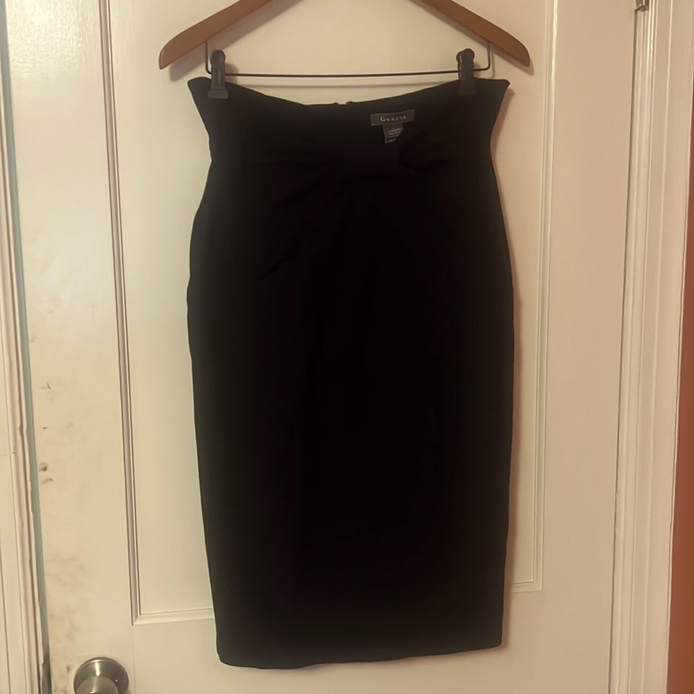 Sexy vintage-style high-waist knee-length black skirt